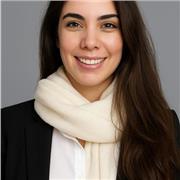 Abogada, Universidad Siglo 21, con formación en oratoria, comunicación efectiva y manejo emocional